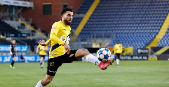 后腰的站位 后腰的站位