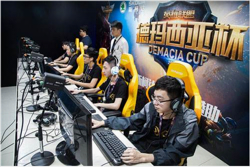 更彰显了她